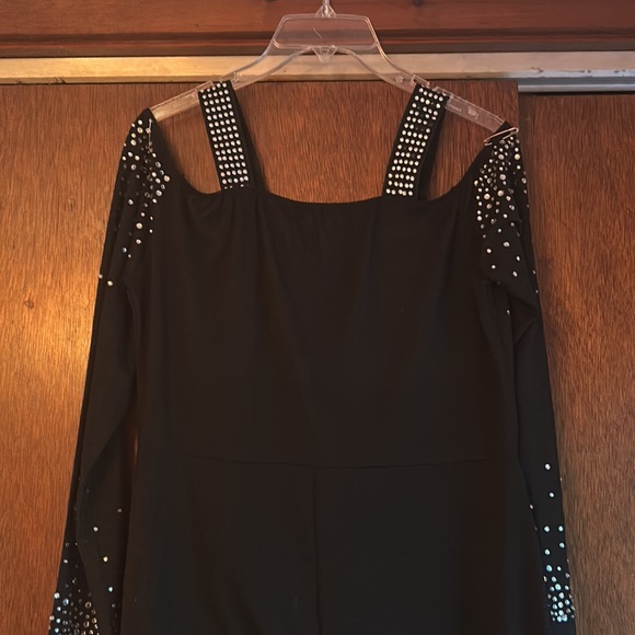 Elegant Black Off The Shoulder Dress - Picture 4 of 6